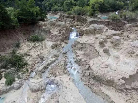 九寨溝地震最新進展，災后重建穩(wěn)步推進，生態(tài)修復持續(xù)進行，九寨溝地震災后重建與生態(tài)修復穩(wěn)步進行中