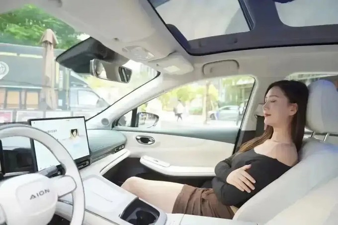 新能源汽車測評連衣裙，新能源汽車時尚穿搭，連衣裙測評新風(fēng)尚