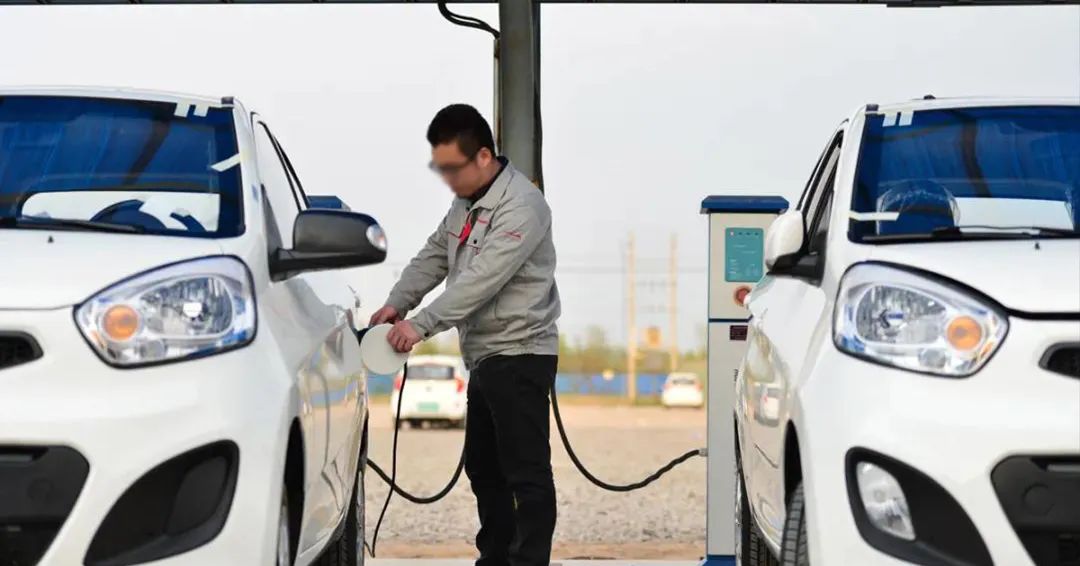 新能源汽車分散式充電站，構(gòu)建智慧能源生態(tài)的關(guān)鍵一環(huán)，智慧能源生態(tài)的關(guān)鍵樞紐，新能源汽車分散式充電站